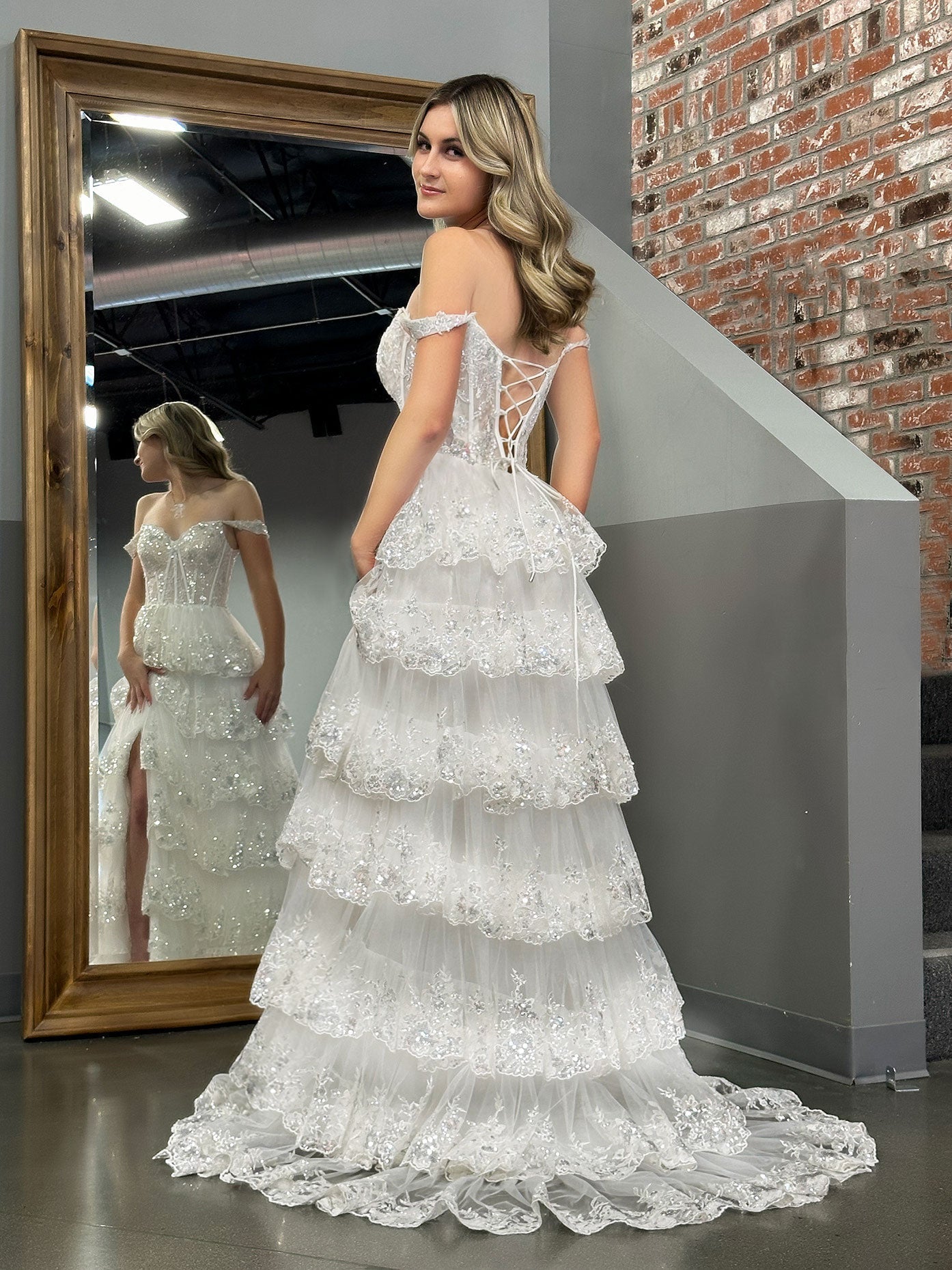Vestido de fiesta de princesa con corte A, hombros descubiertos, corsé blanco y volantes de encaje