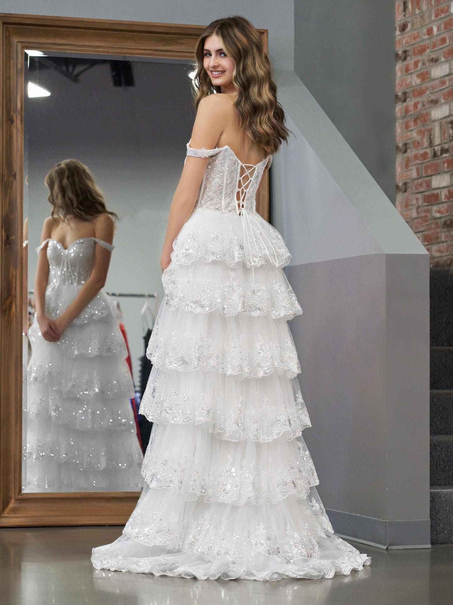 Vestido de fiesta de princesa con corte A, hombros descubiertos, corsé blanco y volantes de encaje