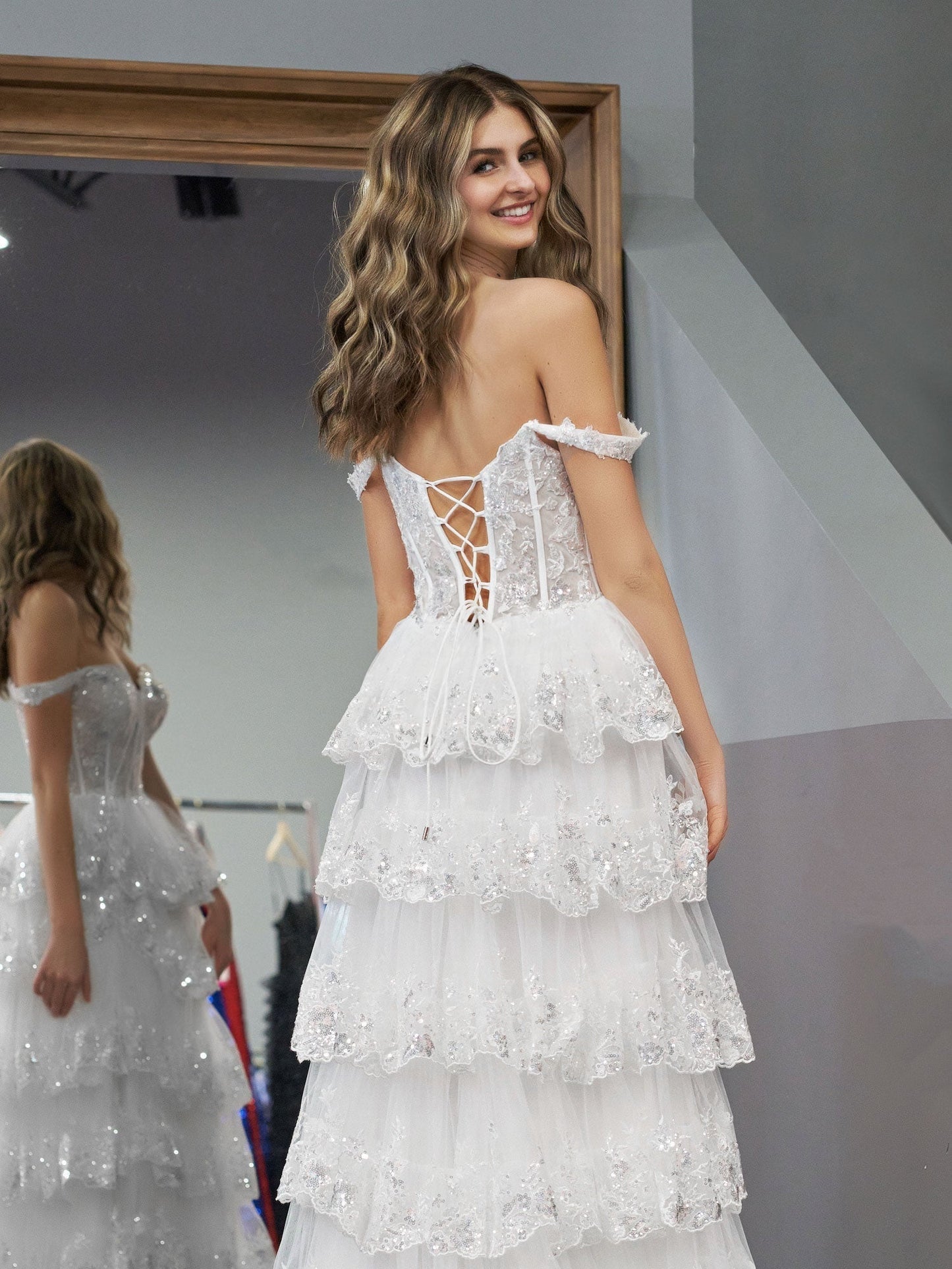 Vestido de fiesta de princesa con corte A, hombros descubiertos, corsé blanco y volantes de encaje