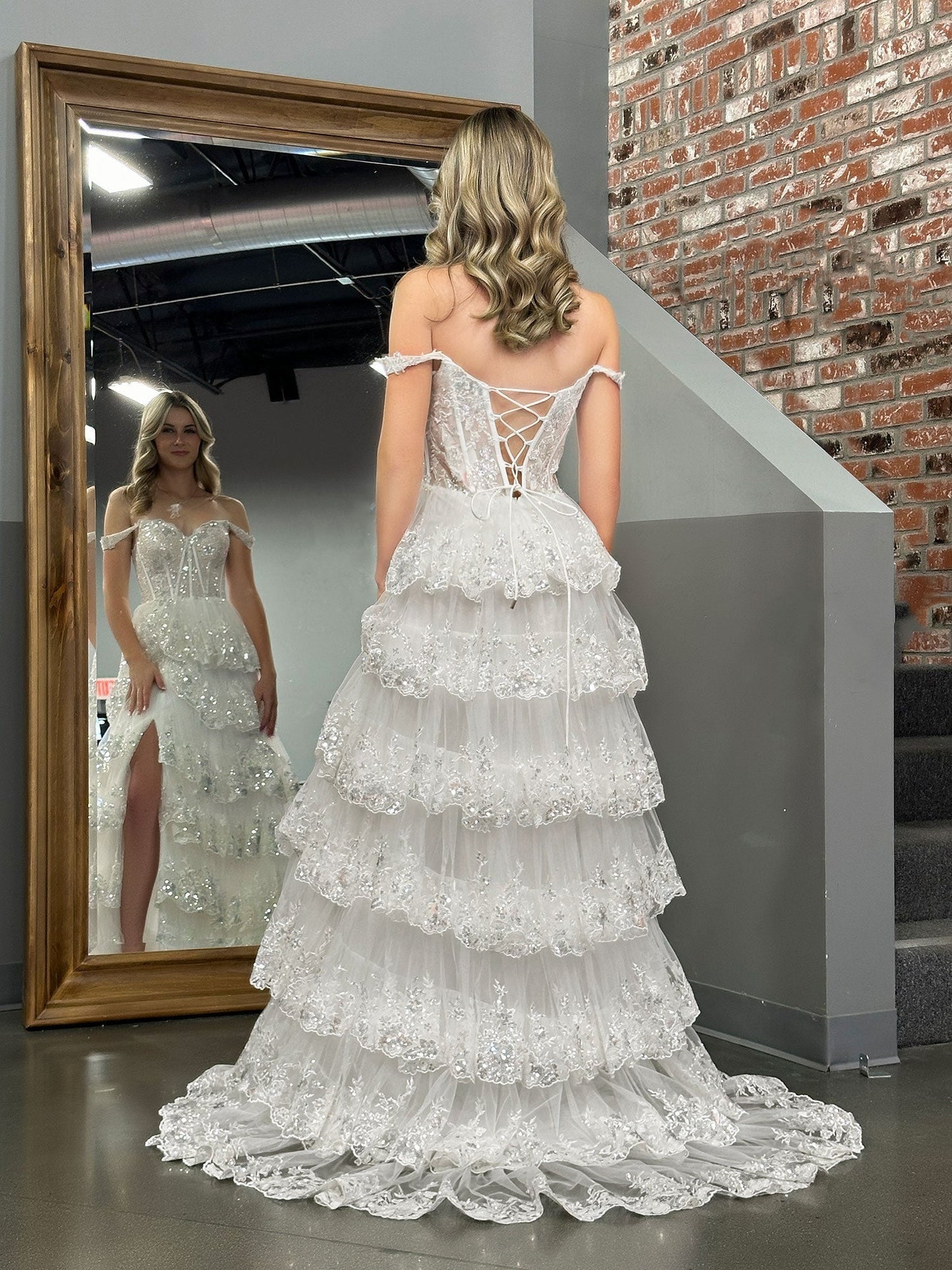 Vestido de fiesta de princesa con corte A, hombros descubiertos, corsé blanco y volantes de encaje