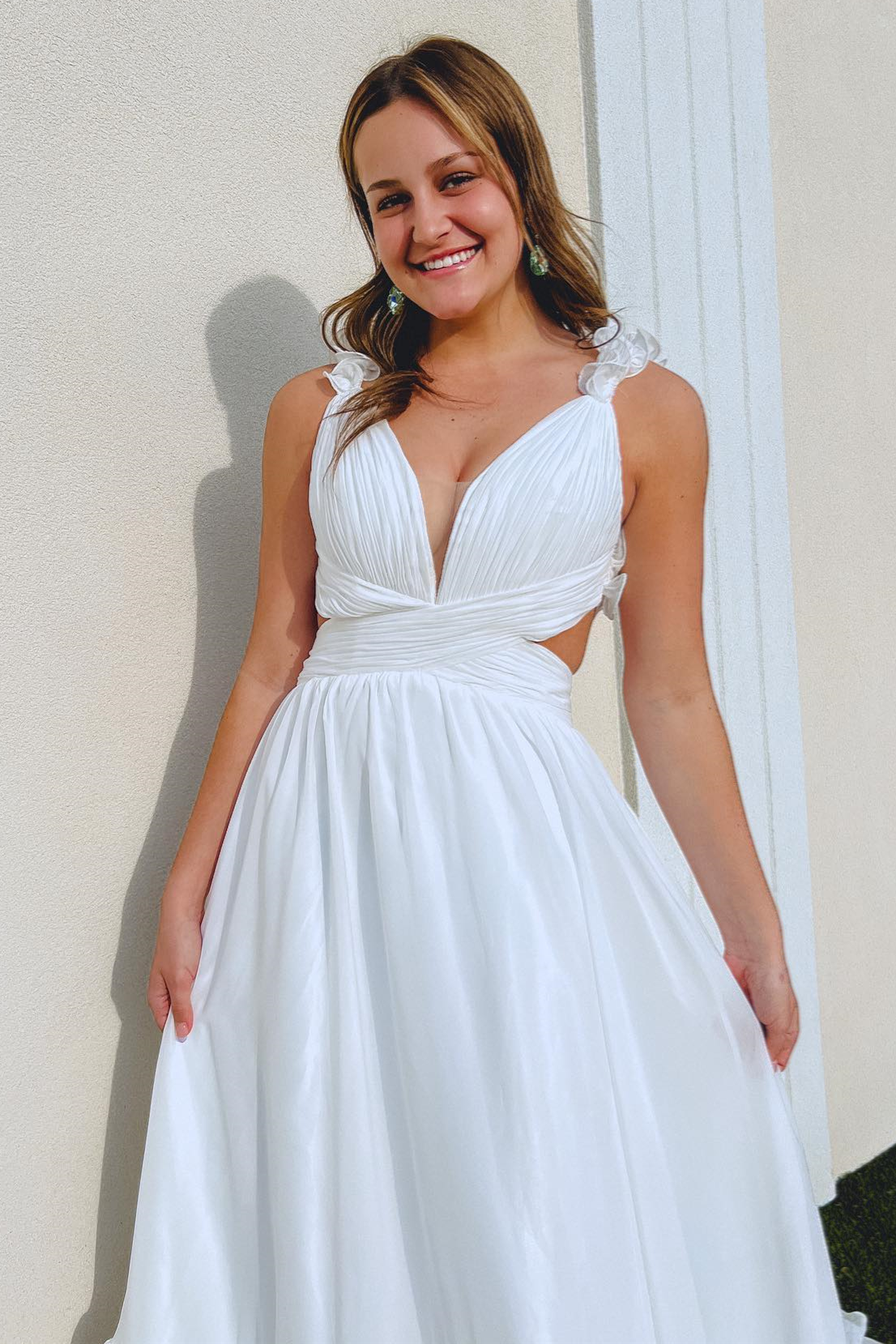 Vestido de fiesta largo plisado con escote en V profundo y tirantes con volantes