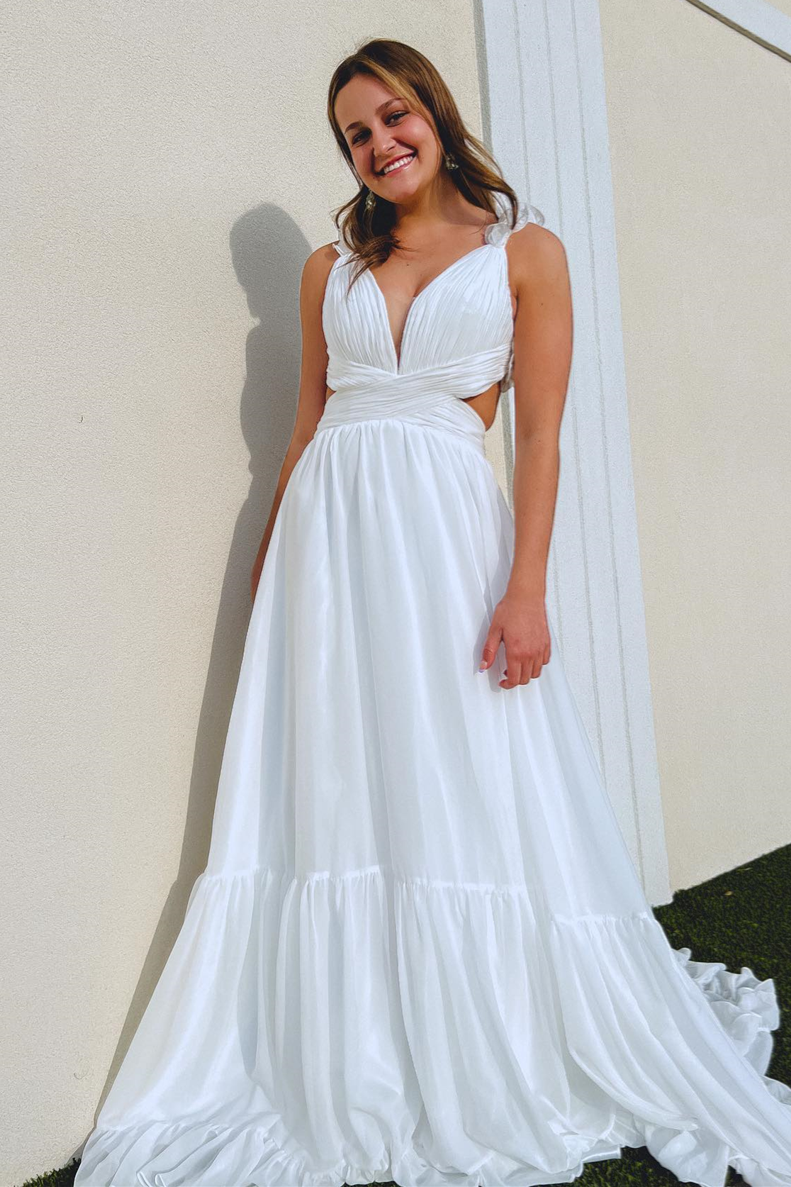 Vestido de fiesta largo plisado con escote en V profundo y tirantes con volantes
