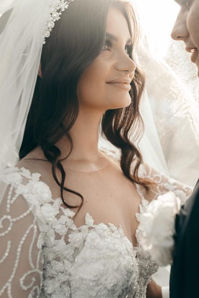 Weißes A-Linien-Brautkleid mit Herzausschnitt und langen Ärmeln und Spitze