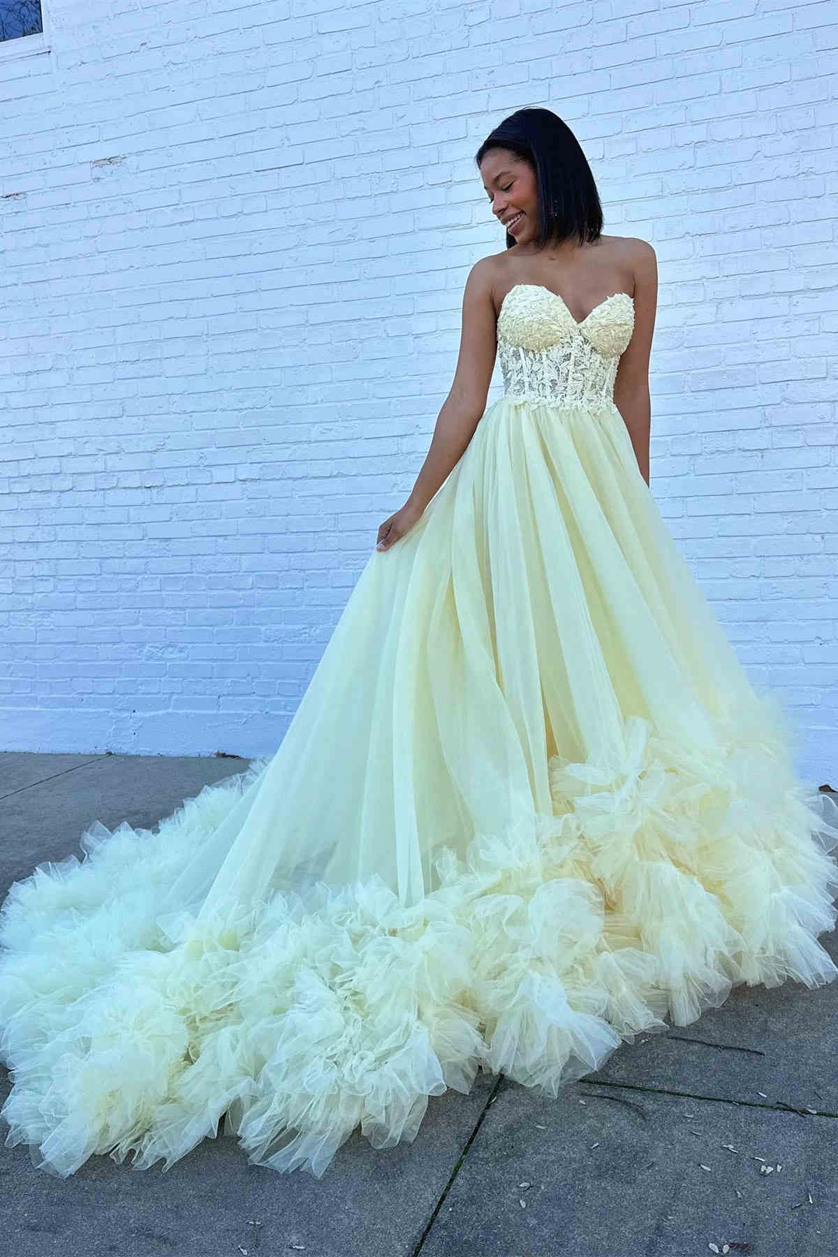Langes Ballkleid mit Tüllapplikationen und herzförmigem Ausschnitt und Rüschen