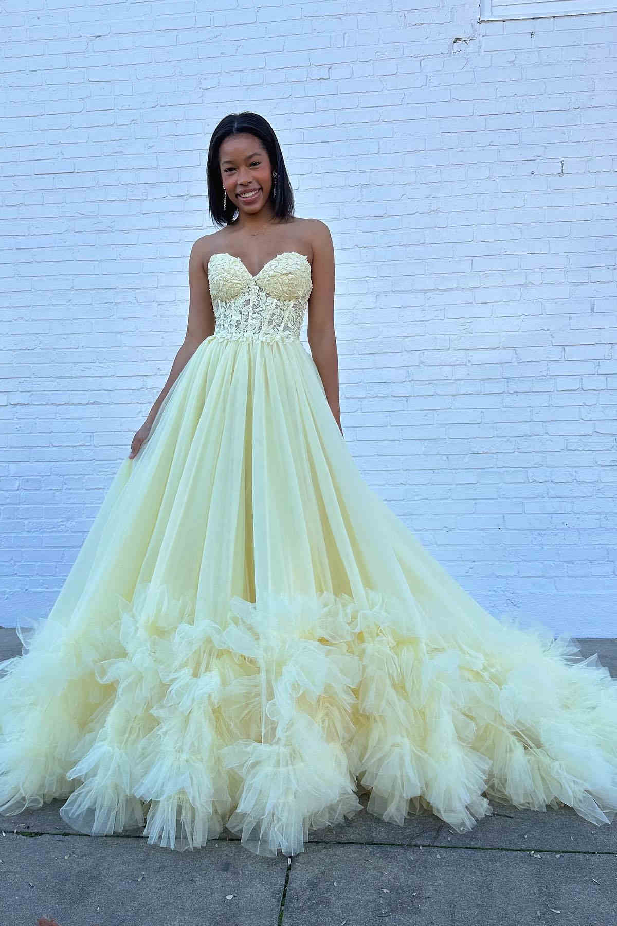 Langes Ballkleid mit Tüllapplikationen und herzförmigem Ausschnitt und Rüschen