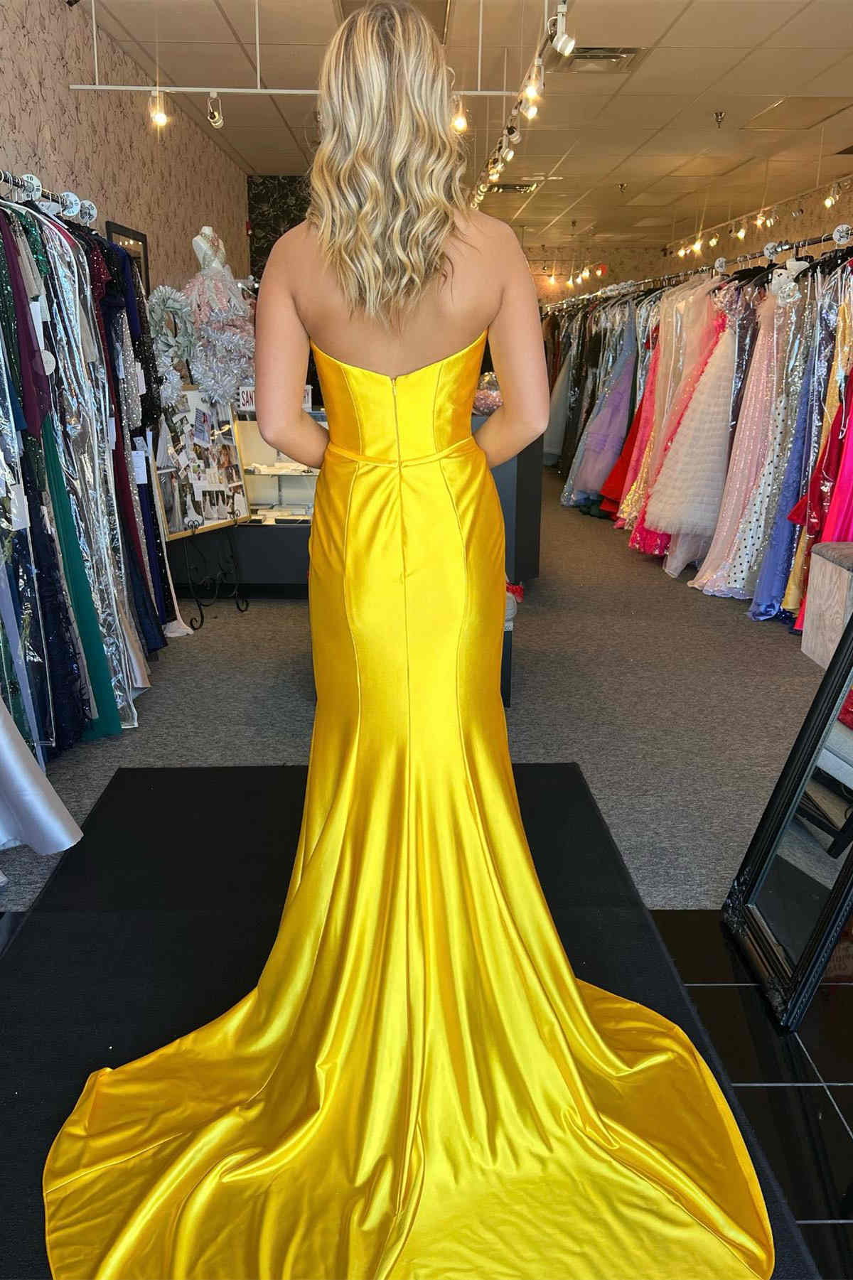 Vestido de fiesta largo de sirena con lazo y sin tirantes