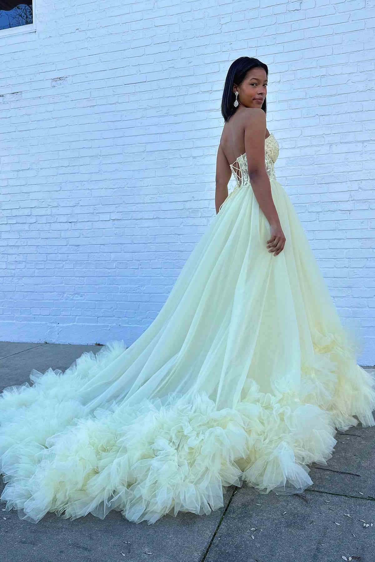 Langes Ballkleid mit Tüllapplikationen und herzförmigem Ausschnitt und Rüschen