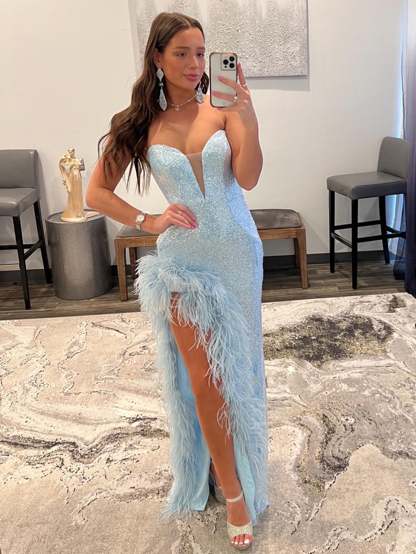 Vestido de fiesta de lentejuelas sin tirantes y con abertura