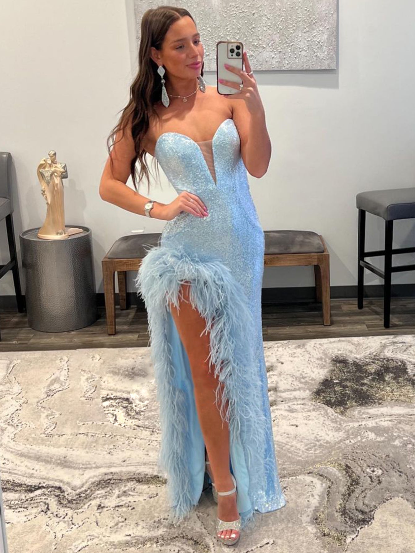 Vestido de fiesta de lentejuelas sin tirantes y con abertura