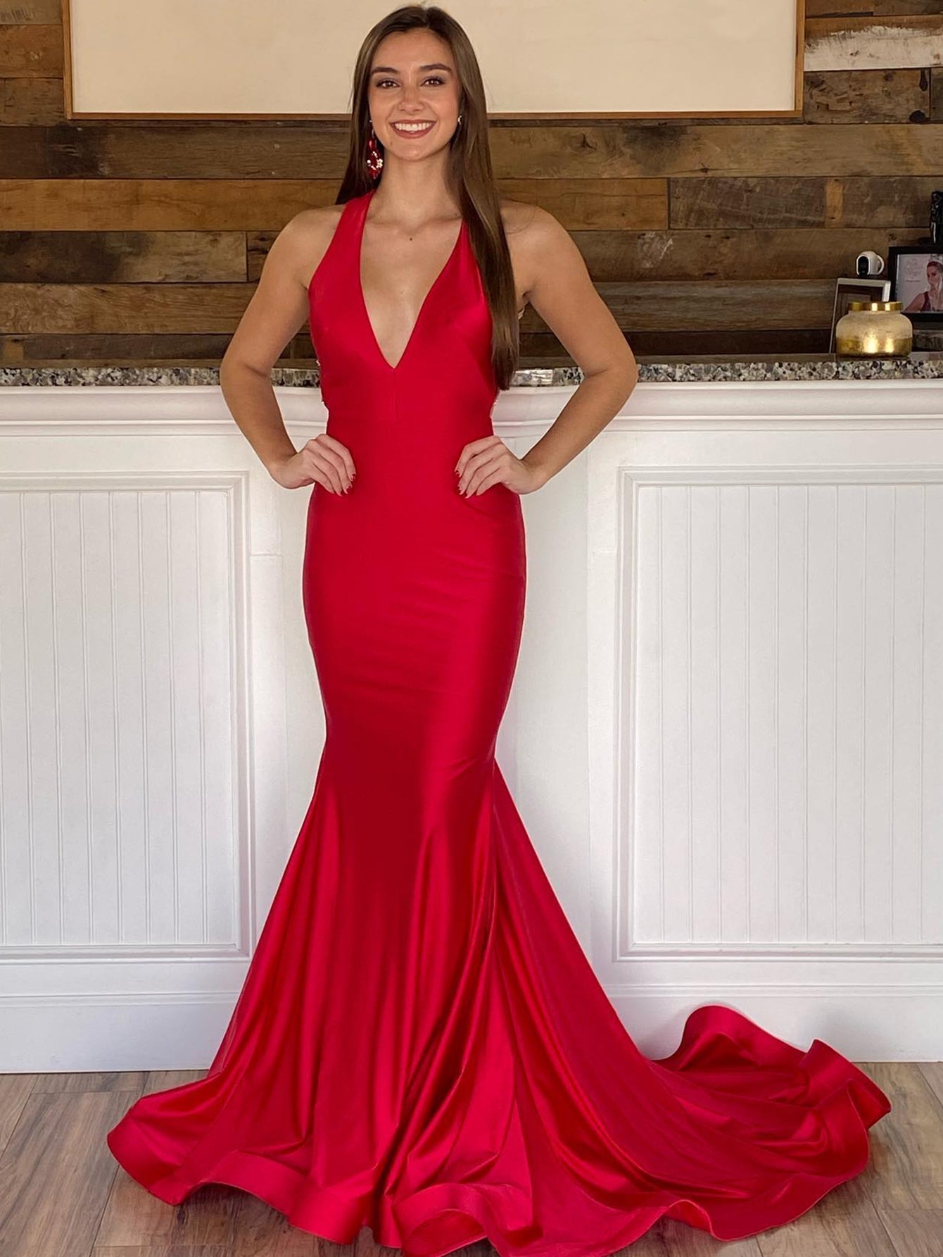 Vestido comprido justo vermelho para baile com decote profundo em V e alças finas