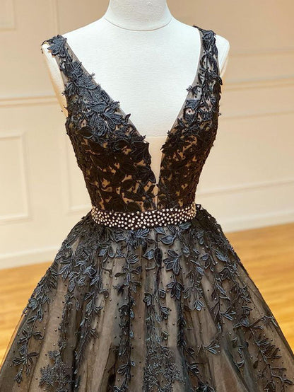 A-Linie, schwarzes, langes Ballkleid aus Spitze mit V-Ausschnitt