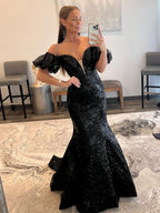 Abito lungo da sera a sirena nero senza spalline con paillettes