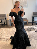 Abito lungo da sera a sirena nero senza spalline con paillettes