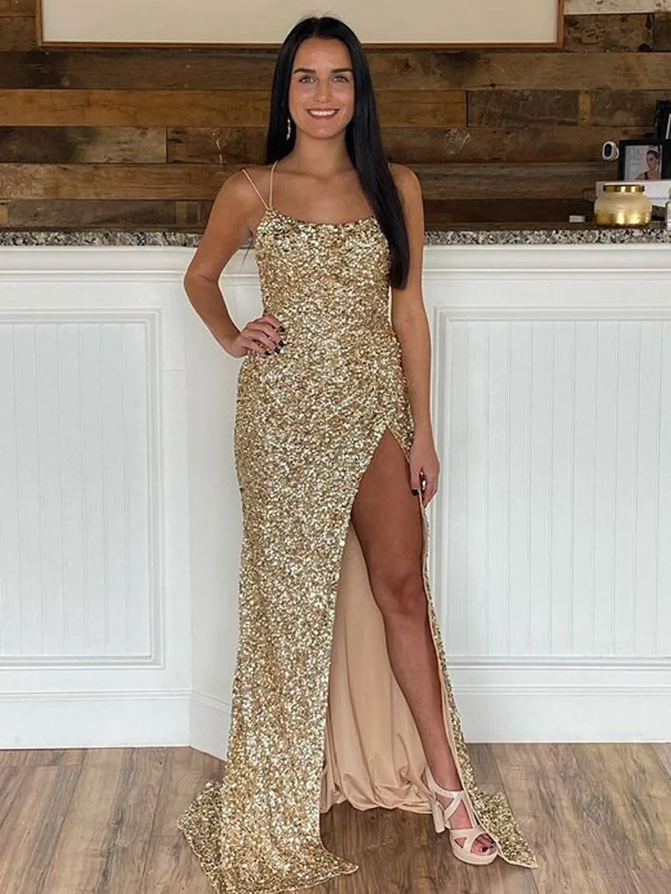 Alayna | Robe de bal longue à fines bretelles spaghetti et sequins sirène
