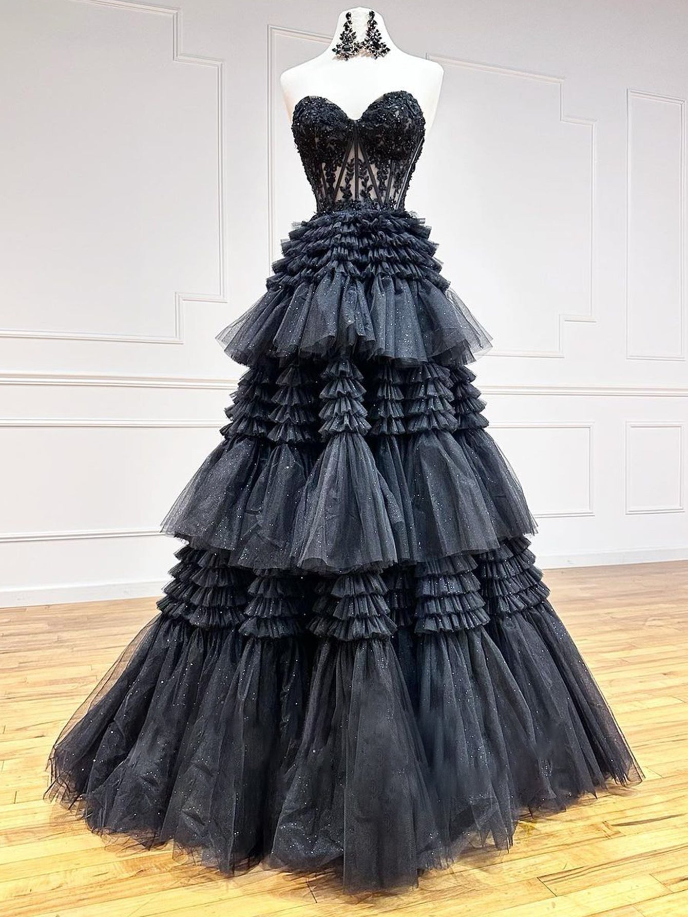 Abito da sera lungo in tulle a balze con scollo a cuore e linea a trapezio