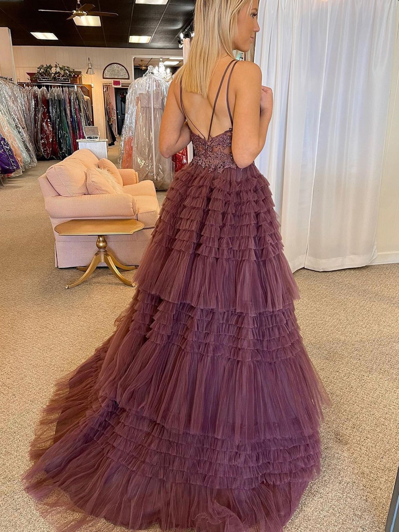 Abito lungo da sera nero in tulle asimmetrico con scollo a V