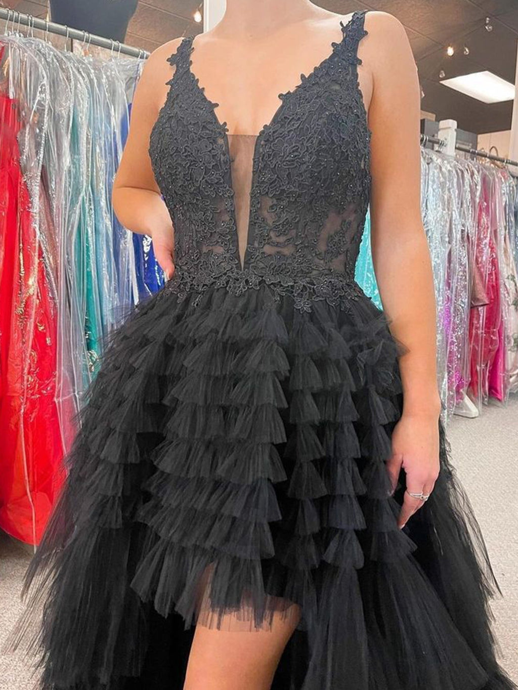 Abito lungo da sera nero in tulle asimmetrico con scollo a V