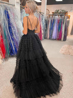 Abito lungo da sera nero in tulle asimmetrico con scollo a V