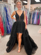 Abito lungo da sera nero in tulle asimmetrico con scollo a V