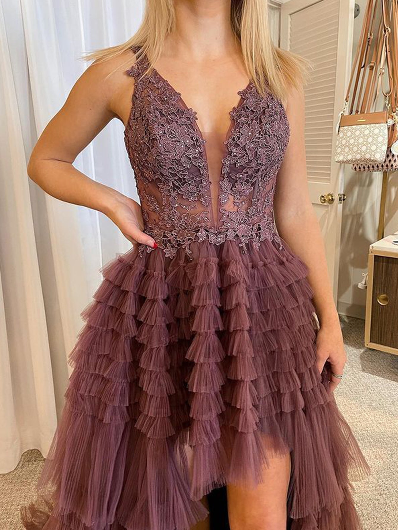 Abito lungo da sera nero in tulle asimmetrico con scollo a V