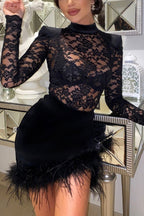 Vestido mini con ribete de plumas y retazos de terciopelo y encaje que vale la pena apreciar 