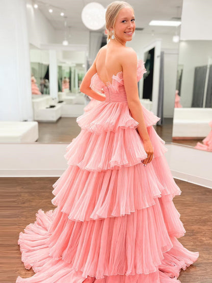 Vestido de fiesta de tul arrugado con capas y corte en A sin tirantes