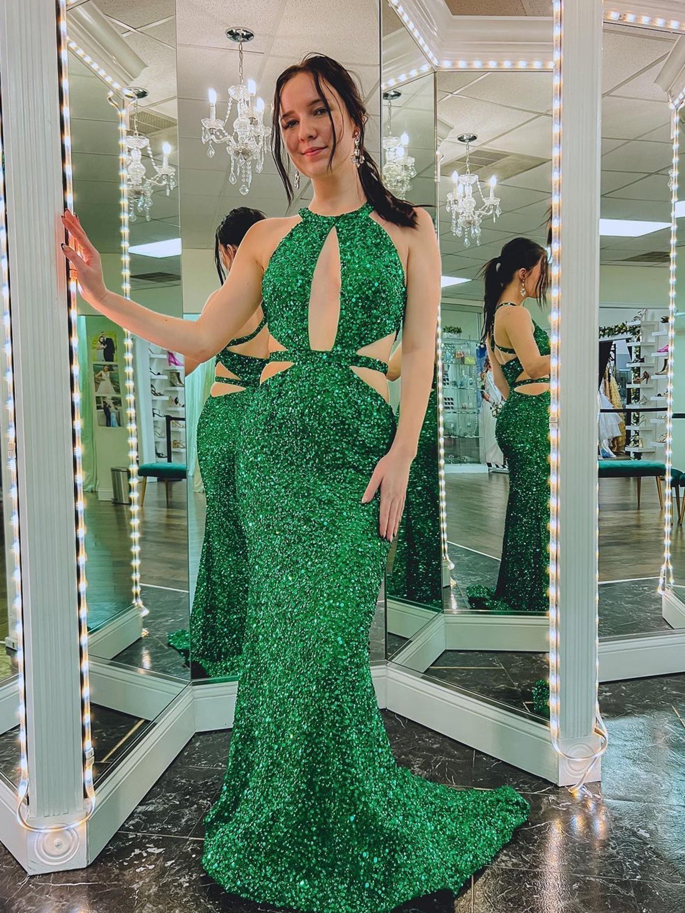 Abito lungo da sera verde con schiena scoperta e ritagli a sirena