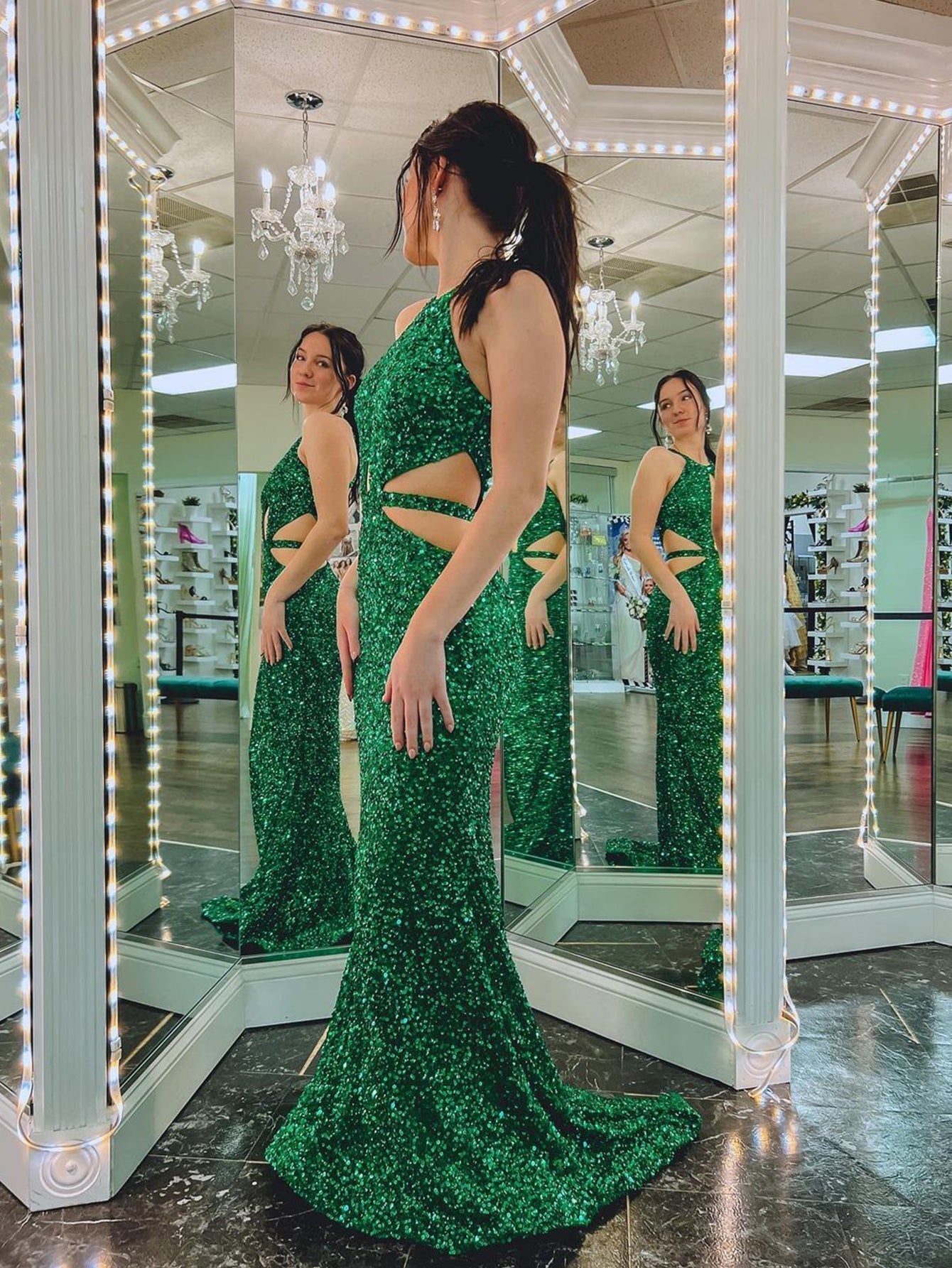 Abito lungo da sera verde con schiena scoperta e ritagli a sirena