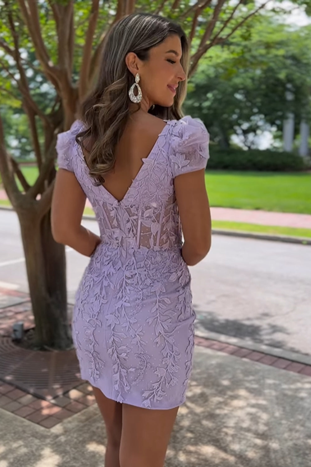 Giselle | Kurzes, figurbetontes Homecoming-Kleid aus lila Spitze