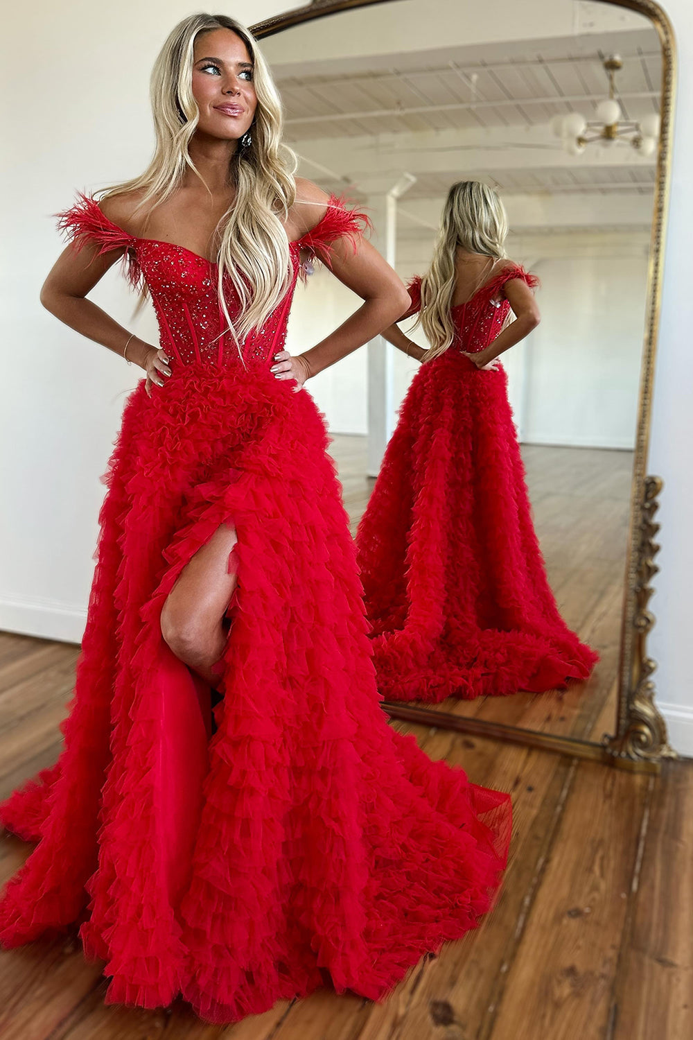 Abito lungo da sera a balze in tulle con scollo a cuore e spacco