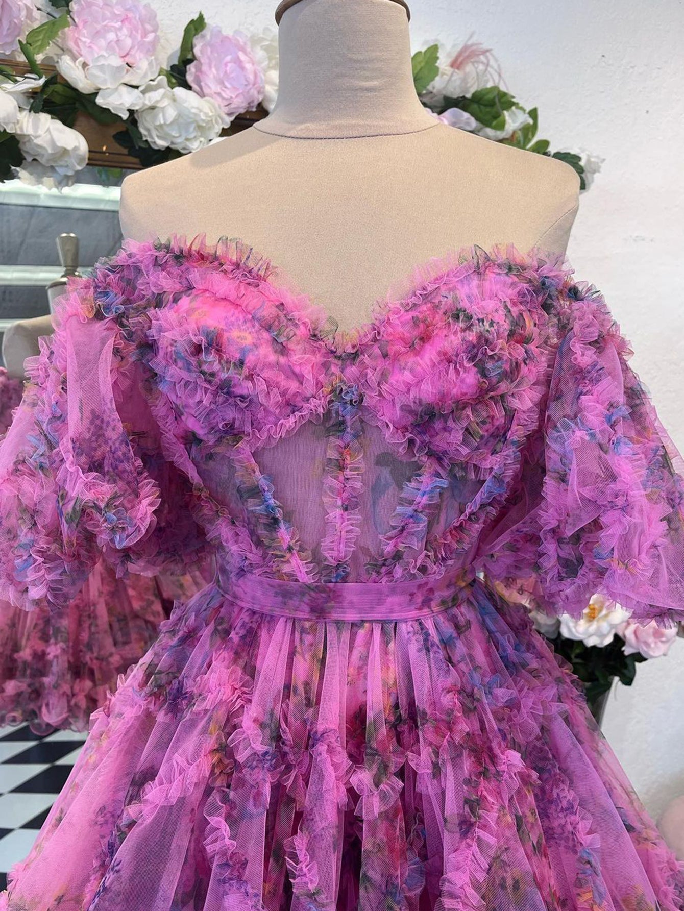Vestido de fiesta con estampado floral y hombros descubiertos