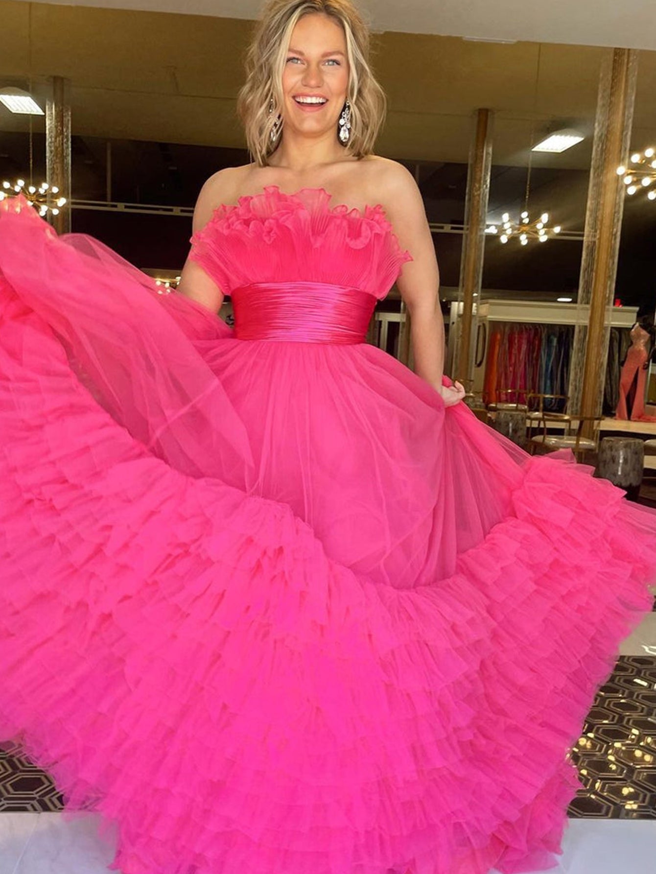 Abito da sera lungo rosa a balze in tulle senza spalline a linea ad A