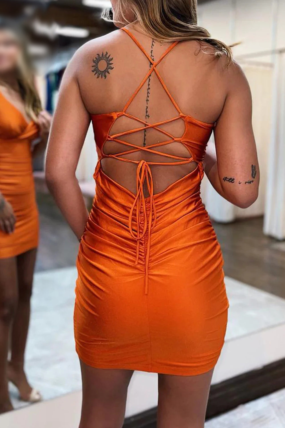 Enges, kurzes Homecoming-Kleid mit Spaghettiträgern und Schnürung am Rücken