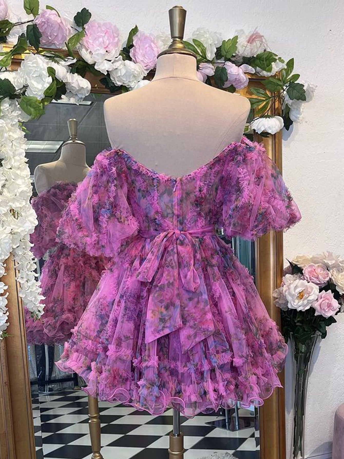 Vestido de fiesta con estampado floral y hombros descubiertos