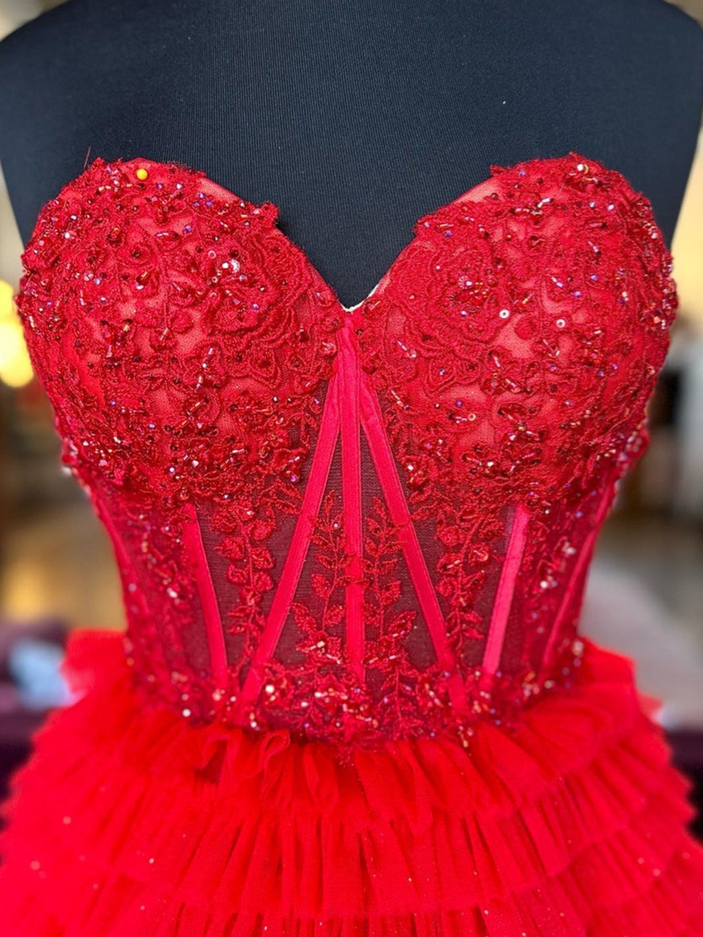 Abito da sera lungo in tulle a balze con scollo a cuore e linea a trapezio