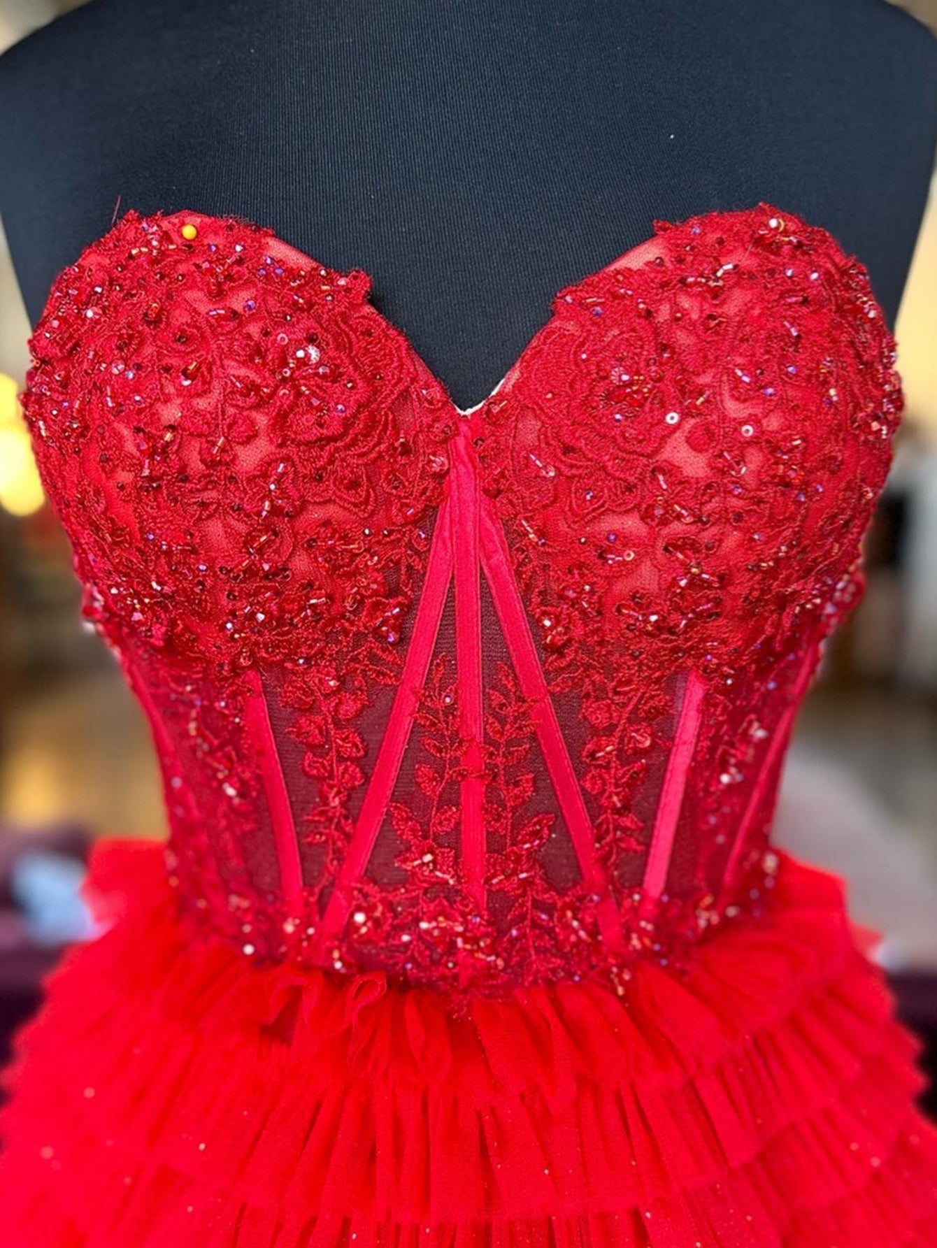 Abito da sera lungo in tulle a balze con scollo a cuore e linea a trapezio