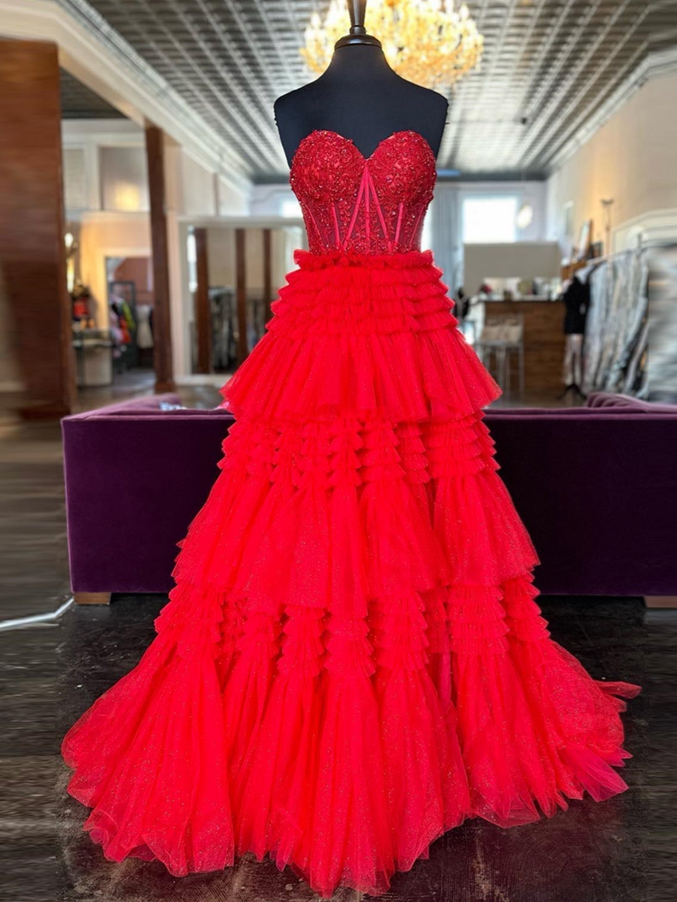 Abito da sera lungo in tulle a balze con scollo a cuore e linea a trapezio
