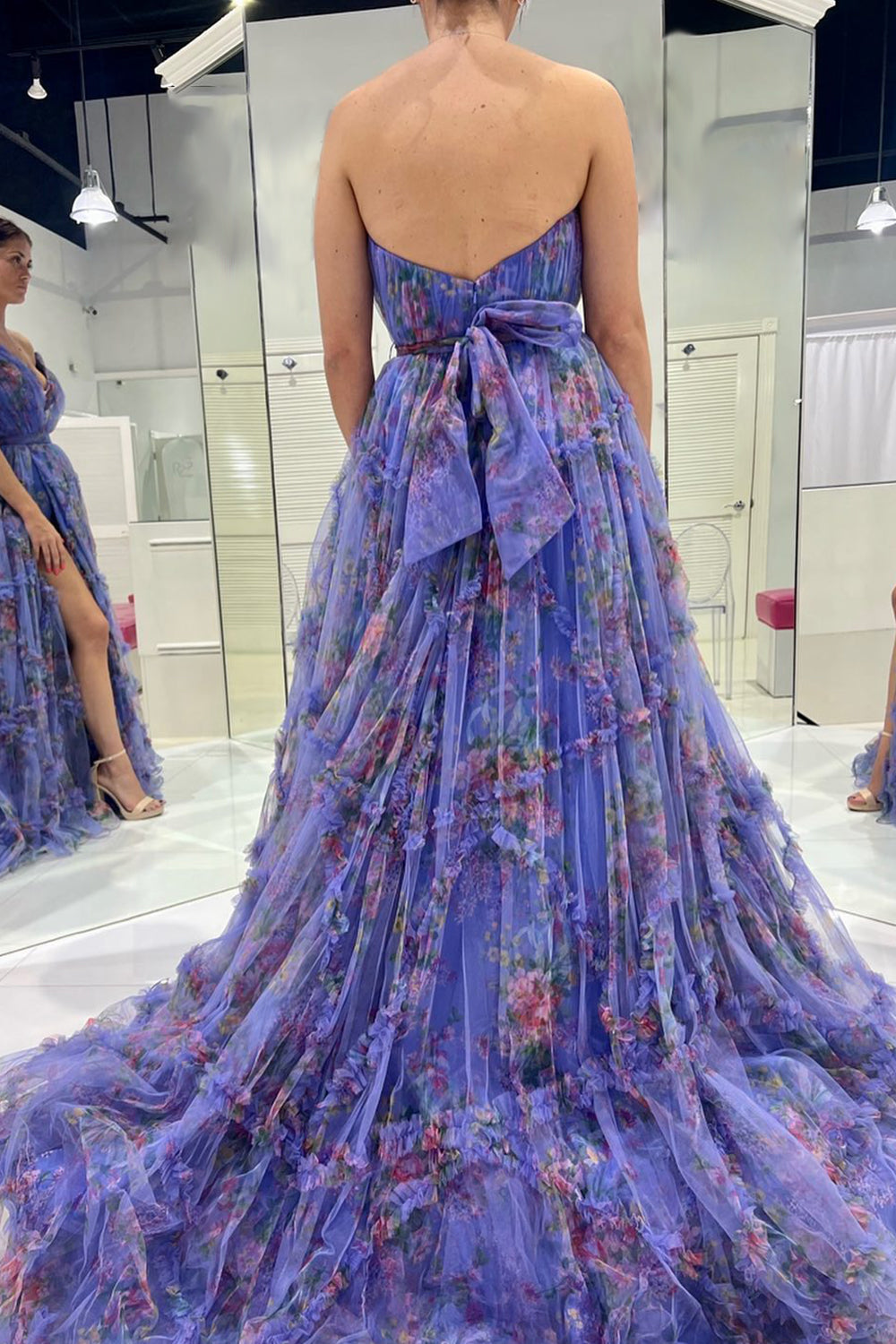 Abito da sera in tulle stampato floreale con scollo a cuore e spacco, linea a trapezio