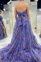 Abito da sera in tulle stampato floreale con scollo a cuore e spacco, linea a trapezio