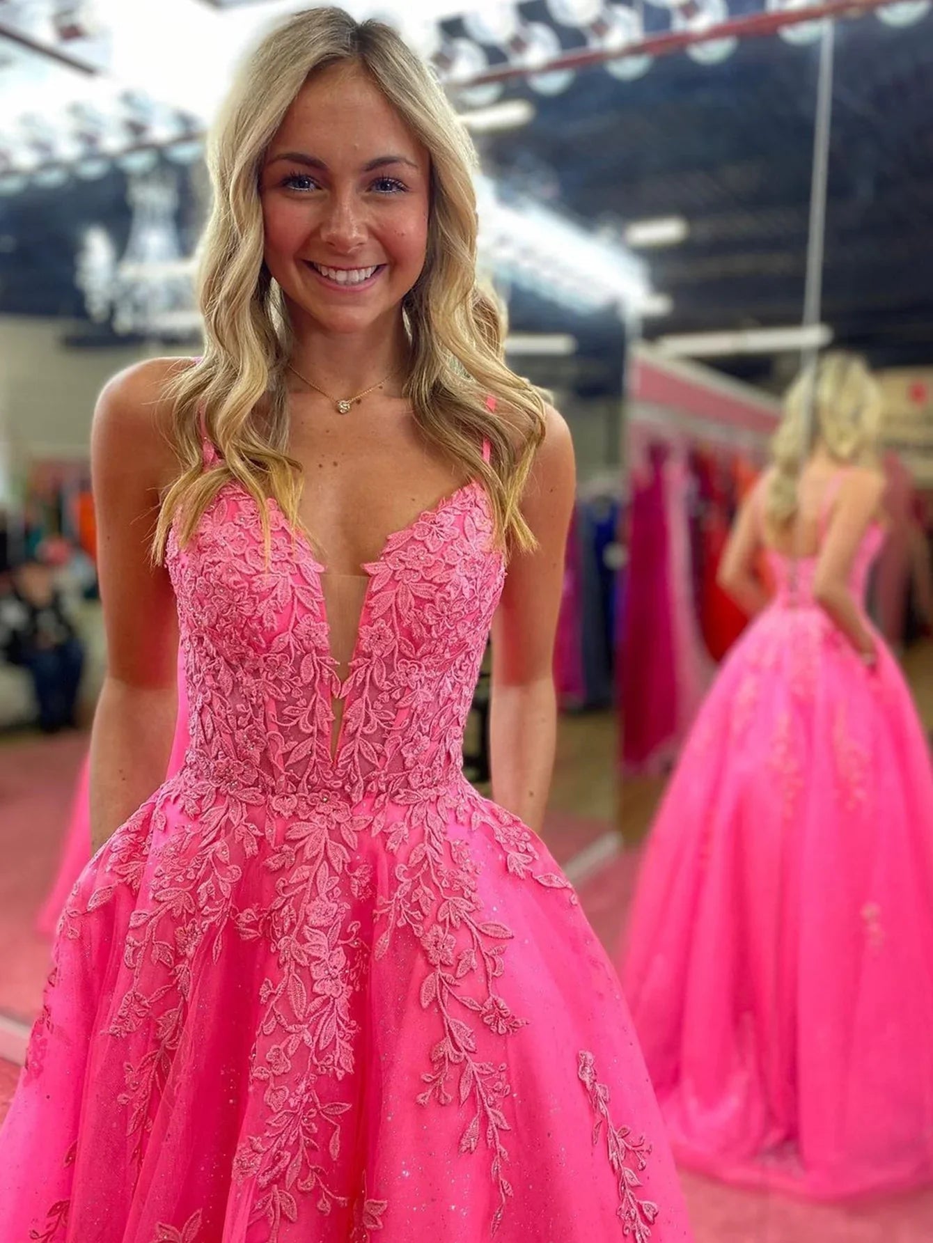 Angelina | Robe de bal longue rose en dentelle à encolure en V et coupe trapèze