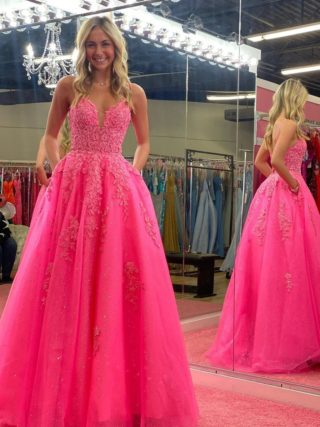 Angelina | Robe de bal longue rose en dentelle à encolure en V et coupe trapèze
