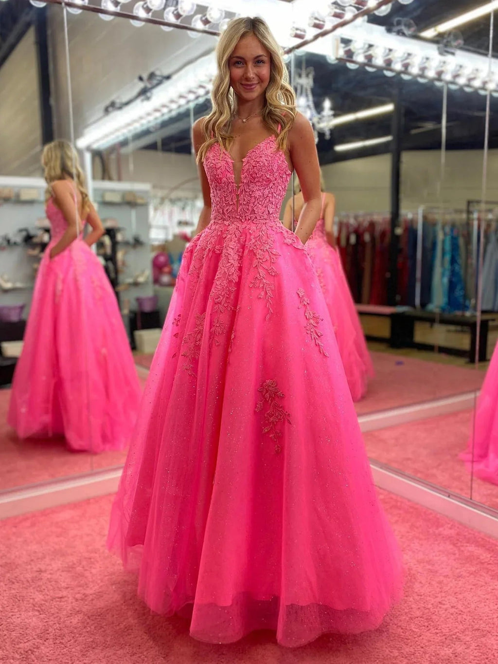 Angelina | Robe de bal longue rose en dentelle à encolure en V et coupe trapèze