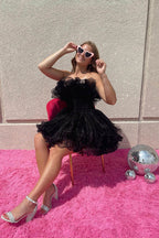 Robe courte de retour à la maison sans bretelles à volants en ligne A