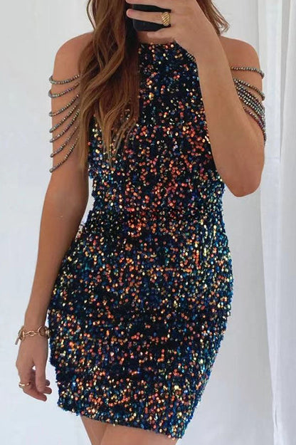 Minivestido de cóctel con lentejuelas y borlas en los hombros, con una vista glamurosa