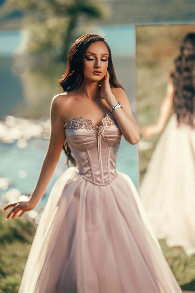 Vestido longo de baile sem alças em linha A com aplicação de tule e pregas