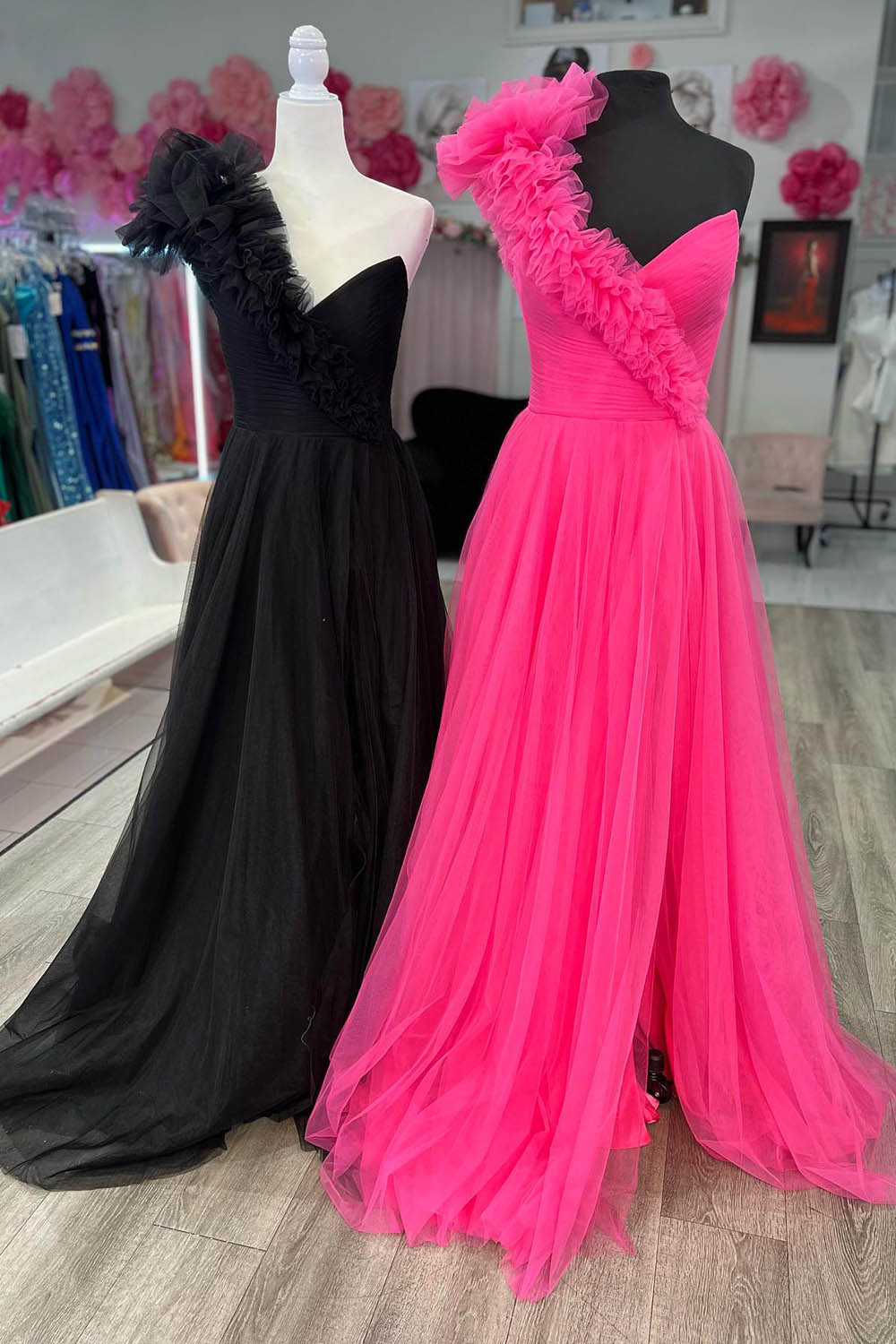 Abito da sera lungo in tulle con spalla scoperta a linea ad A e balze