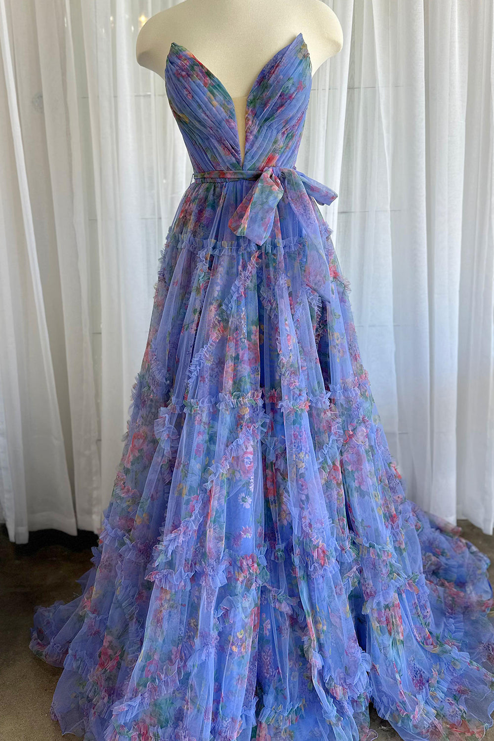 Abito da sera in tulle stampato floreale con scollo a cuore e spacco, linea a trapezio