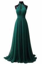 Vestido longo de cerimónia em chiffon sem mangas com gola halter e pregas elegantes