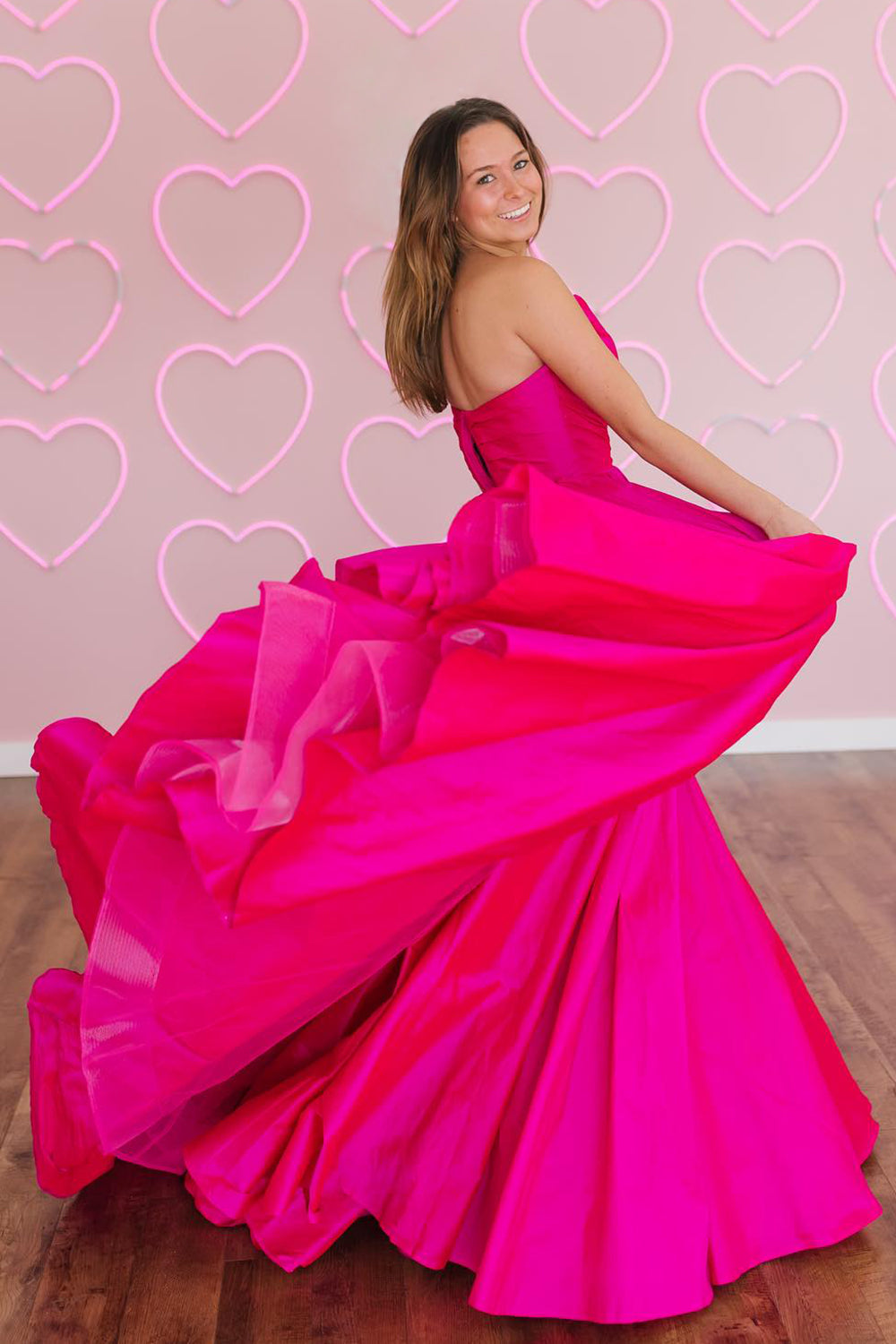 Vestido de fiesta largo de satén sin tirantes con corte A