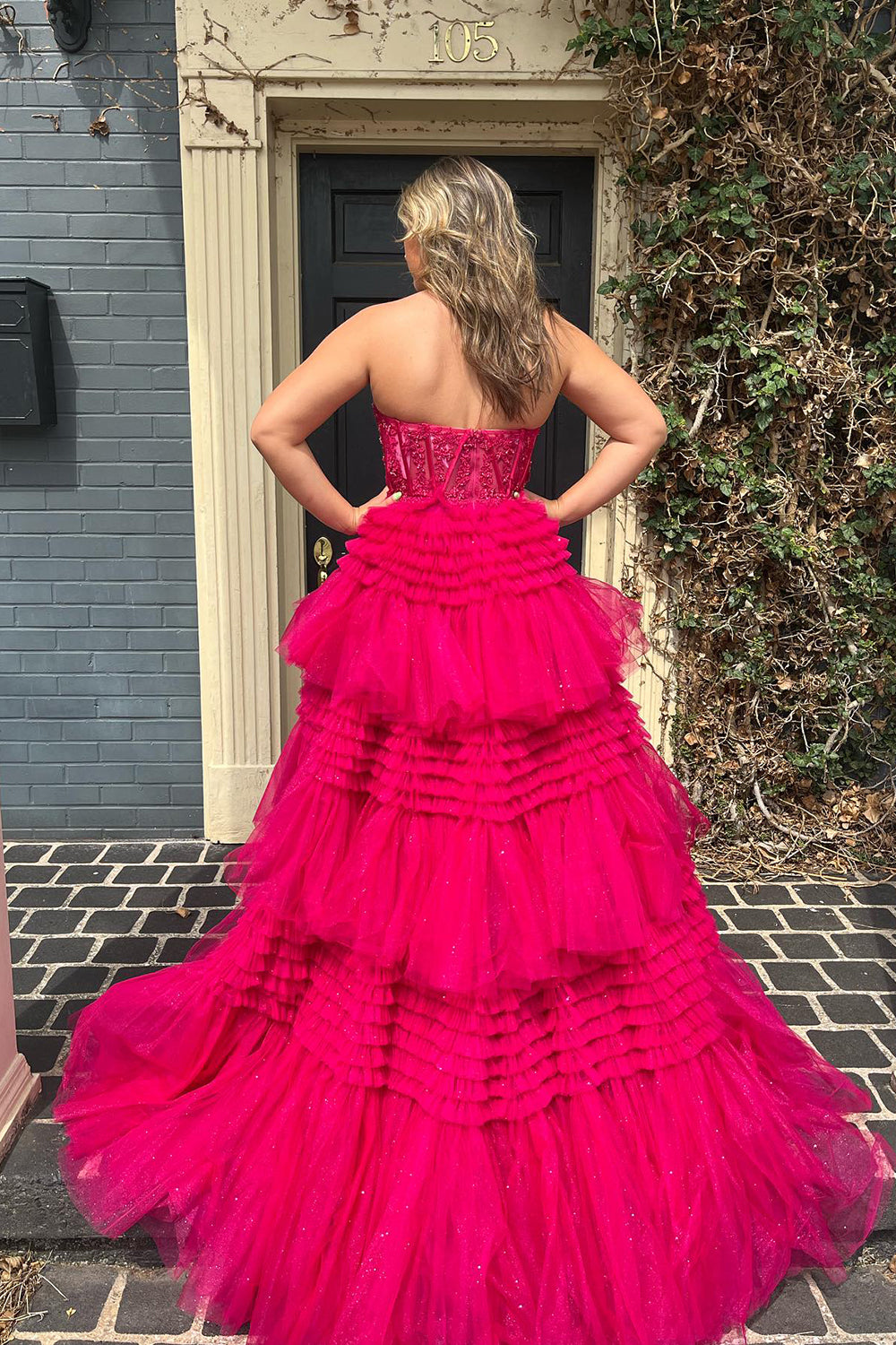 Abito da sera lungo in tulle a balze con scollo a cuore e linea a trapezio